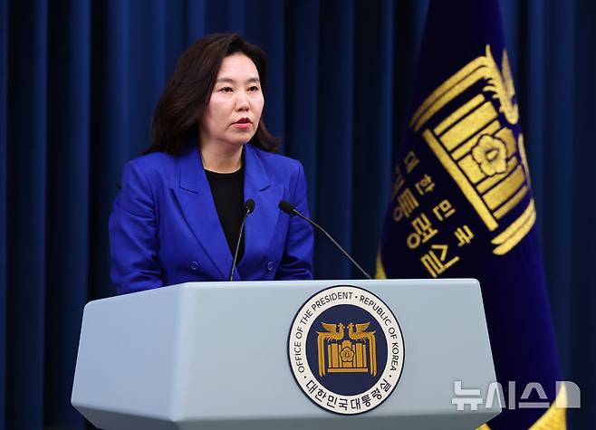 [서울=뉴시스] 최진석 기자 = 강유정 대변인이 11일 서울 용산 대통령실에서 현안 관련 브리핑을 하고 있다. 2025.06.11. myjs@newsis.com
