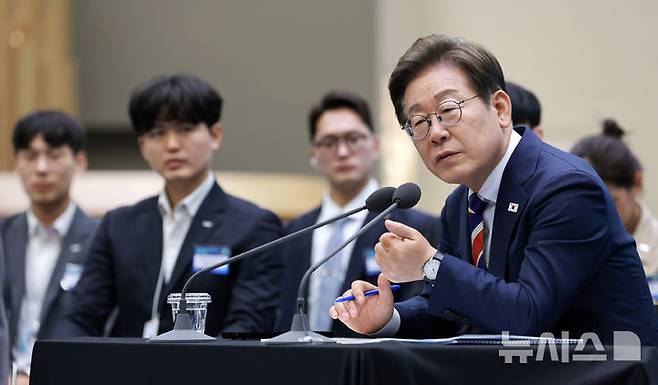 [서울=뉴시스] 고범준 기자 = 이재명 대통령이 11일 서울 영등포구 한국거래소에서 열린 주식시장 불공정거래 근절을 위한 현장 간담회에서 참석자 질문에 답하고 있다. 2025.06.11. bjko@newsis.com