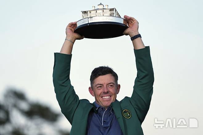 [오거스타=AP/뉴시스] 13일(현지 시간) 미 조지아주 오거스타 내셔널 골프클럽에서 열린 제89회 마스터스 토너먼트에서 우승한 로리 매킬로이(북아일랜드)가 트로피를 들어올리고 있다. 매킬로이는 최종 합계 11언더파 277타로 저스틴 로즈(영국)와 동타를 이뤄 연장 끝에 정상에 올라 커리어 '그랜드 슬램'을 달성했다. 2025.04.14.