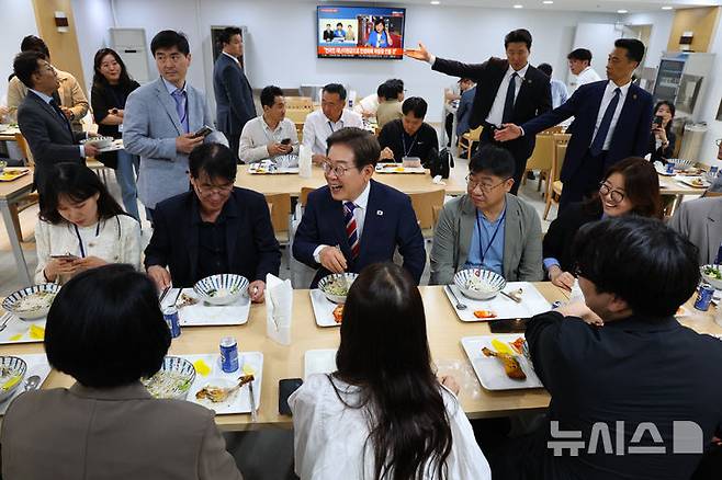 [서울=뉴시스] 최진석 기자 = 이재명 대통령이 11일 서울 용산 대통령실 기자식당에서 출입기자들과 식사를 하고 있다. 2025.06.11. myjs@newsis.com