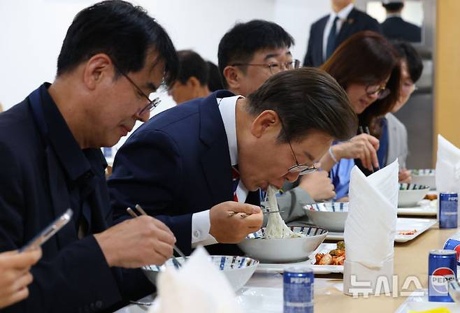 [서울=뉴시스] 최진석 기자 = 이재명 대통령이 11일 서울 용산 대통령실 기자식당에서 출입기자들과 식사를 하고 있다. 2025.06.11. myjs@newsis.com