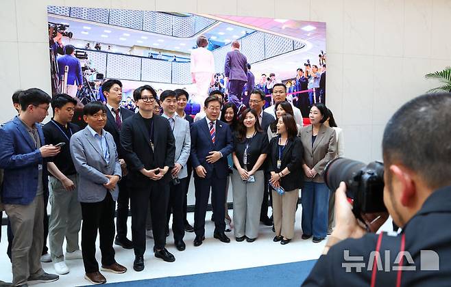 [서울=뉴시스] 최진석 기자 = 이재명 대통령이 11일 서울 용산 대통령실 기자식당에서 식사를 마친 뒤 출입기자들과 기념촬영하고 있다. 2025.06.11. myjs@newsis.com