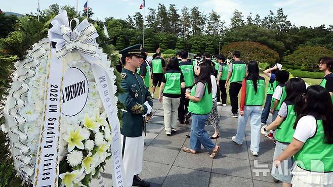 [부산=뉴시스] 하경민 기자 = 유엔참전국 후손 교류캠프 참가자들이 11일 부산 남구 유엔기념공원 전몰장병묘역을 참배하고 있다. 올해로 16회째를 맞는 이번 캠프에는  6·25전쟁 유엔군 참전용사 후손과 참전국·국내 대학생 등 13개국 150명이 참여했다. 2025.06.11. yulnetphoto@newsis.com