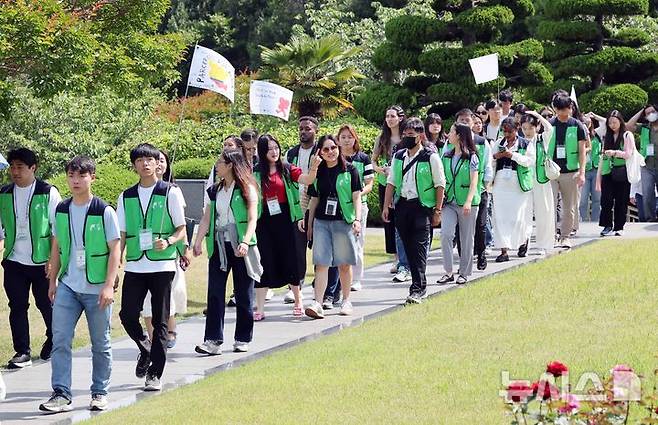 [부산=뉴시스] 하경민 기자 = 유엔참전국 후손 교류캠프 참가자들이 11일 부산 남구 유엔기념공원 전몰장병묘역을 참배하고 있다. 올해로 16회째를 맞는 이번 캠프에는  6·25전쟁 유엔군 참전용사 후손과 참전국·국내 대학생 등 13개국 150명이 참여했다. 2025.06.11. yulnetphoto@newsis.com