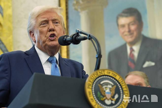 [워싱턴=AP/뉴시스]도널드 트럼프 미국 대통령이 22일(현지 시간) 백악관 집무실에서 폴 앳킨스 증권거래위원장 취임 선서식을 진행한 뒤 기자들 질문에 답변하고 있다. 2025.04.23.