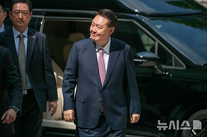 [서울=뉴시스] 사진공동취재단 = 12·3 비상계엄 사태로 정신적 피해를 입었다며 시민들로부터 위자료 청구 소송을 당한 윤석열 전 대통령이 원고 측 대리인을 상대로 소송비용 담보 제공을 신청했으나 법원에서 기각됐다. 사진은 윤석열 전 대통령이 지난 9일 서울 서초구 서울중앙지방법원에서 열린 내란 우두머리 혐의·직권남용 권리행사 방해 혐의 사건 6차 공판에 출석하는 모습. 2025.06.09. photo@newsis.com