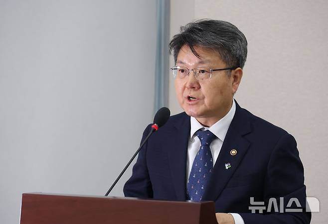 [서울=뉴시스] 고승민 기자 = 11일 서울 여의도 국회에서 열린 제426회국회(임시회) 교육위원회 제1차 전체회의에서 오석환 교육부 차관이 업무보고를 하고 있다. 2025.06.11. kkssmm99@newsis.com