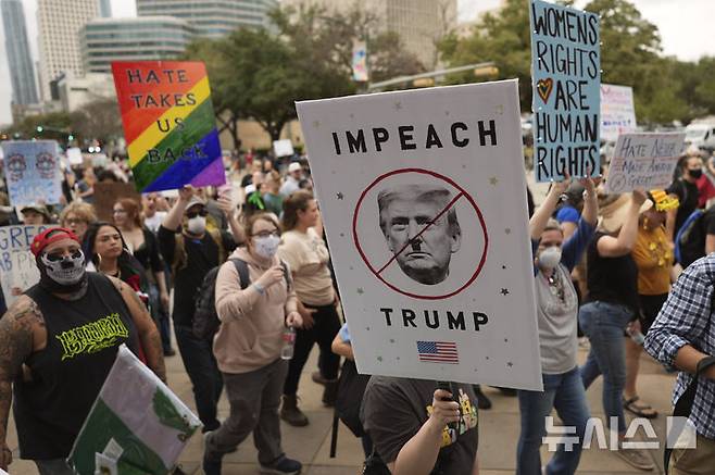 [오스틴=AP/뉴시스] 월스트리트저널은 미 노동부에 따르면 3~5월 사이 노동시장에 있거나 구직 중인 외국 출생 인구는 약 100만명 감소했다고 10일(현지 시간) 보도했다. 사진은 5일(현지 시간) 미 텍사스주 오스틴에서 반트럼프 시위대가 손팻말을 들고 행진하고 있다. 2025.06.11.