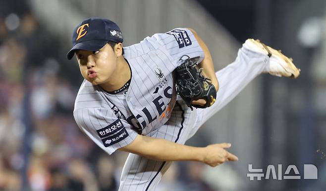 [서울=뉴시스] 김금보 기자 = 지난달 9일 서울 송파구 잠실야구장에서 열린 프로야구 2025 KBO리그 한화 이글스와 LG 트윈스의 경기, 8회말 한화 정우주가 역투하고 있다. 2025.05.29. kgb@newsis.com