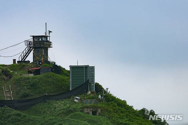 [파주=뉴시스] 김근수 기자 = 국방부가 북한의 오물풍선에 대응하기 위해 대북방송을 재개한 지난해 7월 21일 경기 파주 접경지역에 고정형 대북확성기로 추정되는 구조물이 설치돼 있다. 2025.06.11. ks@newsis.com