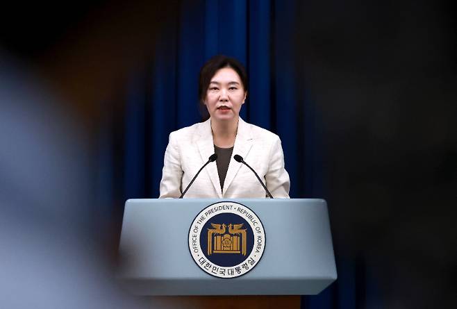 강유정 대통령실 대변인이 10일 서울 용산 대통령실 청사에서 '국민추천제' 등 현안 관련 브리핑을 하고 있다. 연합뉴스