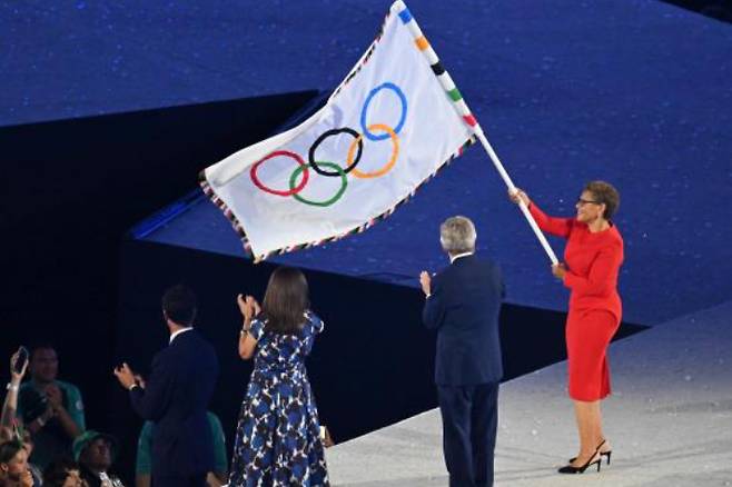 지난 2024 파리올림픽 폐회식에서 토마스 바흐 IOC위원장이 캐런 배스 LA 시장에게 올림픽기를 전달하고 있다. 생드니=올림픽사진공동취재단YW 황진환 기자