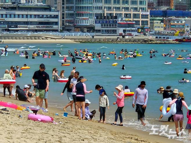 해운대해수욕장을 찾은 시민과 관광객들이 물놀이를 즐기고 있다. 김혜민 기자