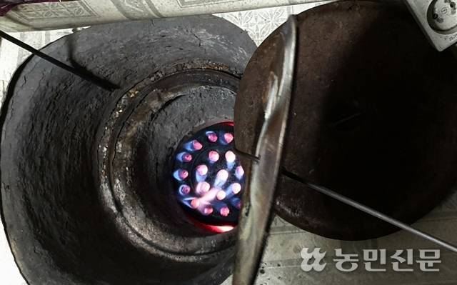 화광아파트 세대마다 놓여 있던 연탄보일러 시설.