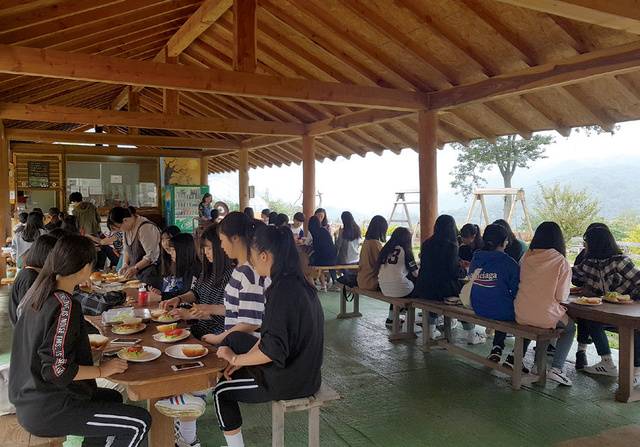 <해피초원목장>의 시그니처인 ‘한우버거’를 사 먹을 수도 있고 체험프로그램을 통해 직접 만들어볼 수도 있다.