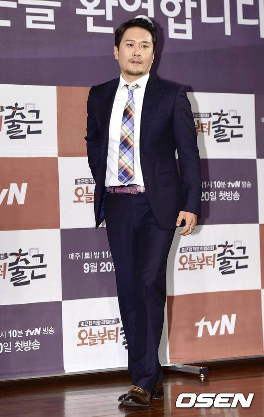 [OSEN=김경섭 기자] 15일 오후 서울 여의도 63컨벤션센터에서 열린 케이블채널 tvN 새 예능 프로그램 '오늘부터 출근' 제작발표회에서 JK김동욱이 입장하고 있다.tvN 새 예능 '오늘부터 출근'은 규칙적이고, 조직적인 샐러리맨 생활을 해본 적 없는 연예인이 일주일 동안 회사에 입사하여 좌충우돌 적응해나가는 모습을 살펴보는 리얼 관찰 버라이어티 프로그램으로 실제 직장인들과 똑같이 5일동안 출퇴근을 하며 생활 할 예정이다.특히 KBS 2TV '불후의 명곡'을 연출했던 고민구 PD가 CJ E&M 이적 후 처음으로 선보이는 프로그램으로 관심을 모으고 있다.한편 김성주, 박준형, JK김동욱, 은지원, 김예원, 로이킴, 이현이, 홍진호가 출연하는 '오늘부터 출근'은 오는 20일 첫방송 될 예정이다. /greenfield@osen.co.kr