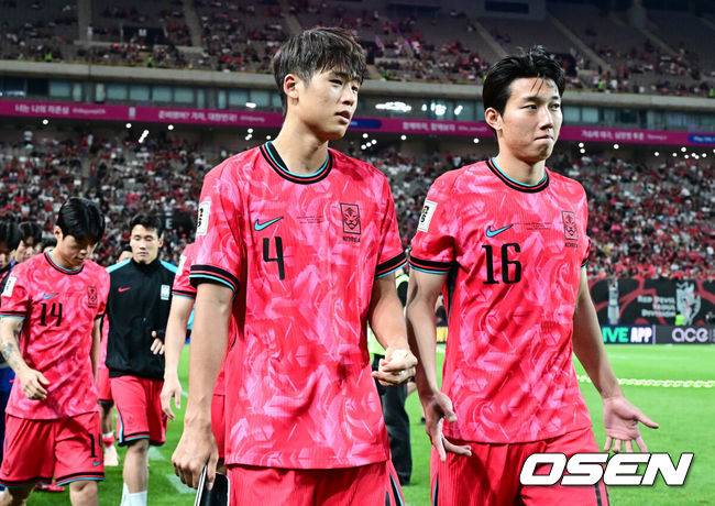 [OSEN=상암, 조은정 기자]서울월드컵경기장이 화려한 골 폭죽으로 물들었다. 홍명보호가 월드컵 예선 마지막 경기에서 팬들에게 시원한 대승을 선물했다.홍명보 감독이 이끄는 대한민국 축구대표팀은 10일 오후 8시 서울월드컵경기장에서 열린 2026 국제축구연맹(FIFA) 북중미 월드컵 아시아 3차 예선 조별리그 B조 10차전 최종전에서 쿠웨이트를 4-0으로 격파했다.김주성, 이한범이 승리 세리머니를 위해 그라운드에 들어서고 있다. 2025.06.10 /cej@osen.co.kr