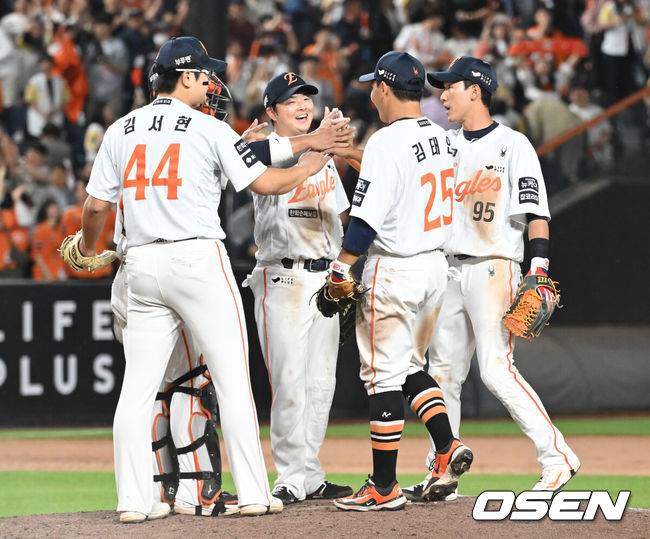 [OSEN=대전, 김성락 기자]&nbsp;승리가 확정된 순간 한화 선수들이 기쁨을 나누고 있다. 2025.06.04 / ksl0919@osen.co.kr