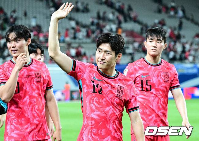 [OSEN=상암, 조은정 기자]대한민국 대표팀이 무려 15년 만에 패배 없이 최종예선을 마무리했다.&nbsp;홍명보 감독이 이끄는 대한민국&nbsp;축구 국가대표팀은 10일 서울월드컵경기장에서 열린&nbsp;2026 국제축구연맹(FIFA) 북중미 월드컵 아시아지역 최종예선 3차 예선 B조 10차전에서 쿠웨이트와 맞붙어 4-0으로 대승했다.대표팀 이강인이 관중을 향해 인사를 하고 있다. 2025.06.10 /cej@osen.co.kr