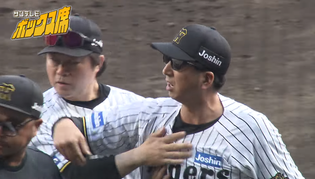 헤드샷 당시 격분한 후지카와 감독의 모습. 유튜브 채널 サンテレビ 캡처