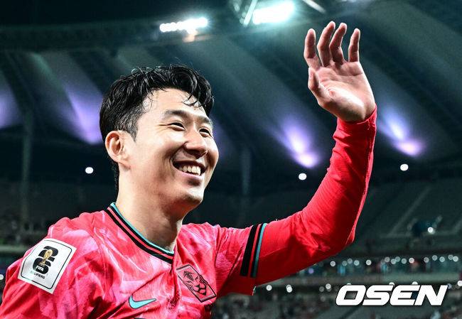 [OSEN=서울월드컵경기장, 조은정 기자]대한민국 대표팀이 무려 15년 만에 패배 없이 최종예선을 마무리했다.&nbsp;홍명보 감독이 이끄는 대한민국&nbsp;축구 국가대표팀은 10일 서울월드컵경기장에서 열린&nbsp;2026 국제축구연맹(FIFA) 북중미 월드컵 아시아지역 최종예선 3차 예선 B조 10차전에서 쿠웨이트와 맞붙어 4-0으로 대승했다.대표팀 손흥민이 관중을 향해 인사를 하고 있다. 2025.06.10 /cej@osen.co.kr