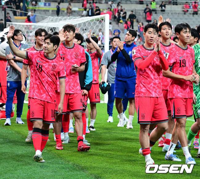 [OSEN=서울월드컵경기장, 지형준 기자] 대한민국 대표팀이 무려 15년 만에 패배 없이 최종예선을 마무리했다.&nbsp;홍명보 감독이 이끄는 대한민국&nbsp;축구 국가대표팀은 10일 서울월드컵경기장에서 열린&nbsp;2026 국제축구연맹(FIFA) 북중미 월드컵 아시아지역 최종예선 3차 예선 B조 10차전에서 쿠웨이트와 맞붙어 4-0으로 대승했다.이번 승리로 한국은 승점 22점(6승 4무)을 만들면서 패배 없이 최종예선을 마쳤다.경기를 마치고 축구대표팀이 팬들에게 인사를 하고 있다. 2025.06.10 /jpnews@osen.co.kr