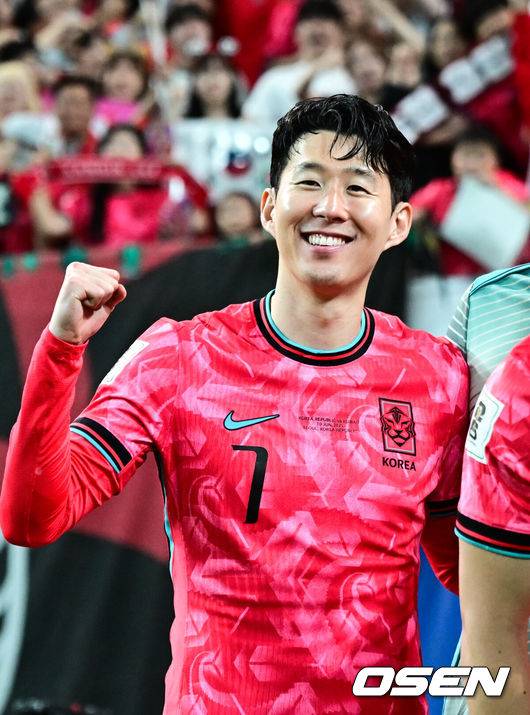 [OSEN=서울월드컵경기장, 조은정 기자]대한민국 대표팀이 무려 15년 만에 패배 없이 최종예선을 마무리했다.&nbsp;홍명보 감독이 이끄는 대한민국&nbsp;축구 국가대표팀은 10일 서울월드컵경기장에서 열린&nbsp;2026 국제축구연맹(FIFA) 북중미 월드컵 아시아지역 최종예선 3차 예선 B조 10차전에서 쿠웨이트와 맞붙어 4-0으로 대승했다.축구 대표팀 손흥민이 관중과 함께 기념촬영을 하고 있다. 2025.06.10 /cej@osen.co.kr