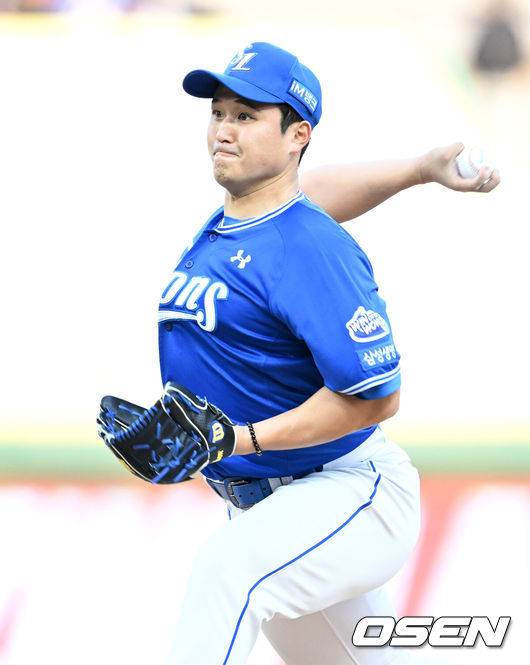 [OSEN=인천, 이대선 기자] 29일 오후 인천 SSG랜더스필드에서 2025 신한 SOL Bank KBO리그 SSG 랜더스와 삼성 라이온즈 경기가 열렸다.SSG는 미치 화이트, 삼성은 최원태를 선발 투수로 내세웠다.1회말 무사에서 삼성 선발투수 최원태가 역투하고 있다. 2025.04.29 /sunday@osen.co.kr