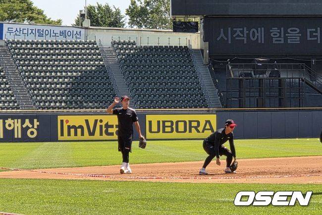 [OSEN=잠실, 한용섭 기자]&nbsp;LG 트윈스 김주성이 11일 잠실구장에서 이영빈과 함께 수비 훈련을 하고 있다. /orange@osen.co.kr