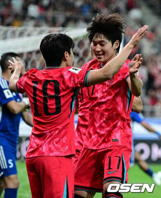 [OSEN=상암, 조은정 기자]서울월드컵경기장이 화려한 골 폭죽으로 물들었다. 홍명보호가 월드컵 예선 마지막 경기에서 팬들에게 시원한 대승을 선물했다.홍명보 감독이 이끄는 대한민국 축구대표팀은 10일 오후 8시 서울월드컵경기장에서 열린 2026 국제축구연맹(FIFA) 북중미 월드컵 아시아 3차 예선 조별리그 B조 10차전 최종전에서 쿠웨이트를 4-0으로 격파했다.후반 한국 이강인이 팀의 두 번째 골을 성공시킨 뒤 배준호와 기뻐하고 있다. 2025.06.10 /cej@osen.co.kr