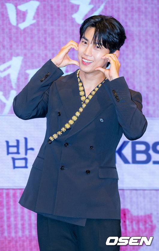 [OSEN=민경훈 기자]  11일 오후 서울 신도림 디큐브시티 내 더 세인트에서 KBS 2TV 새 수목드라마 '남주의 첫날밤을 가져버렸다'(극본 전선영, 연출 이웅희) 제작발표회가 진행됐다.가수 겸 배우 서현과 옥택연의 만남으로 화제를 모은 이 작품은 평범한 여대생의 영혼이 깃든 로맨스 소설 속 병풍 단역이 소설 최강 집착남주와 하룻밤을 보내며 펼쳐지는 로맨스 판타지다. 동명의 웹소설을 원작으로 한다.배우 옥택연이 무대 위에서 포즈를 취하고 있다. 2025.06.11 / rumi@osen.co.kr