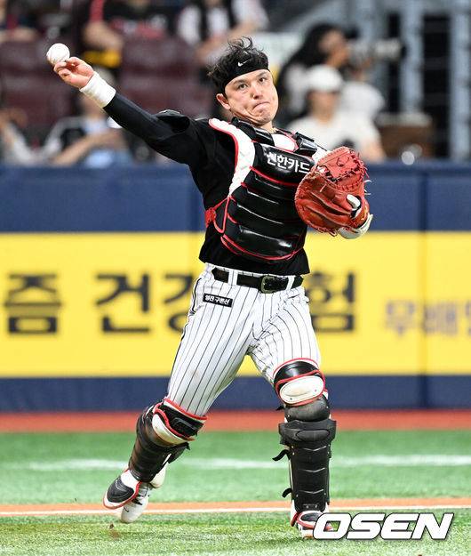 [OSEN=고척, 이대선 기자] 6일 오후 서울 고척스카이돔에서 2025 신한 SOL Bank KBO리그 키움 히어로즈와 LG 트윈스의 경기가 열렸다.키움은 로젠버그, LG는 치리노스를 선발 투수로 내세웠다.5회말 무사에서 LG 박동원이 키움 김건희의 땅볼 타구를 잡아 송구하고 있다. 2025.06.06 /sunday@osen.co.kr