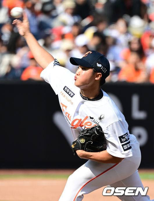 [OSEN=대전, 김성락 기자] 3일 오후 대전 한화생명볼파크에서 ‘2025 신한 SOL Bank KBO리그’ 한화 이글스와 KT 위즈의 경기가 열렸다.이날 홈팀 한화는 폰세, KT는 쿠에바스를 선발로 내세웠다.7회초 한화 정우주가 마운드에 올라 힘차게 공을 뿌리고 있다. 2025.06.03 / ksl0919@osen.co.kr