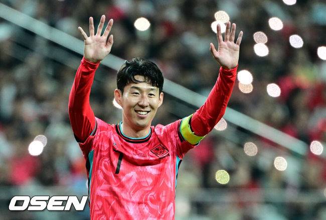 [OSEN=서울월드컵경기장, 조은정 기자]10일 서울 마포구 서울월드컵경기장에서 2026 국제축구연맹(FIFA) 북중미 월드컵 아시아 3차 예선 B조 10차전 대한민국 남자 축구 대표팀과 쿠웨이트의 경기가 열렸다.한국은 지난 6일 이라크 원정에서 2-0 완승과 함께 5승 4무(승점 19)로 조 2위 이상을 확정, 11회 연속 월드컵 본선 진출을 조기 확정지었다.후반 한국 손흥민이 슛에 실패한 황인범이 아쉬워하자 격려하고 있다. 2025.06.10 /cej@osen.co.kr