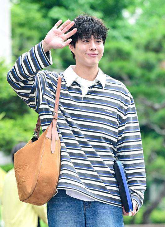[OSEN=최규한 기자] 20일 오전 서울 여의도 KBS 신관에서 KBS 2TV '더 시즌즈 - 박보검의 칸타빌레' 녹화가 진행됐다.넷플릭스 시리즈 ‘폭싹 속았수다’로 전 세계 시청자들을 사로잡은 박보검은 KBS2 심야 음악 프로그램 ‘더 시즌즈-박보검의 칸타빌레’ MC로도 활약하며 다방면에서 활발한 활동을 이어가고 있다.배우 박보검이 방송국으로 이동히며 인사를 하고 있다. 2025.05.20 / dreamer@osen.co.kr