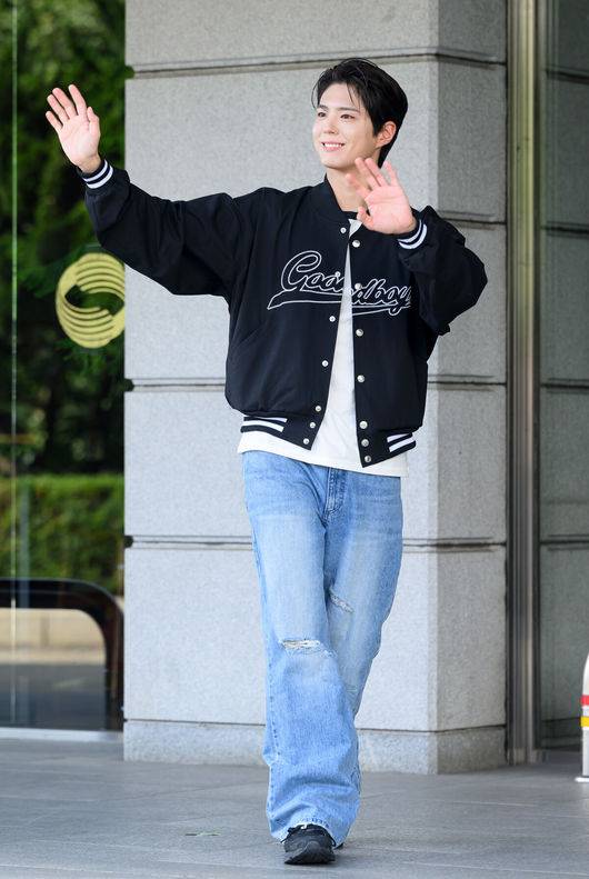 [OSEN=이대선 기자] 3일 오후 서울 여의도 KBS 별관에서 KBS 2TV '더 시즌즈 - 박보검의 칸타빌레' 녹화가 진행됐다.배우 박보검이 방송국으로 이동히며 인사를 하고 있다. 2025.06.03 /sunday@osen.co.kr