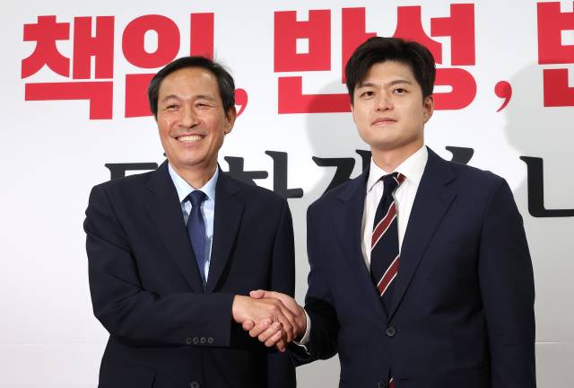 ▲국민의힘 김용태 비상대책위원장(오른쪽)과 대통령실 우상호 정무수석이 10일 국회에서 만나 인사하고 있다. ⓒ연합뉴스