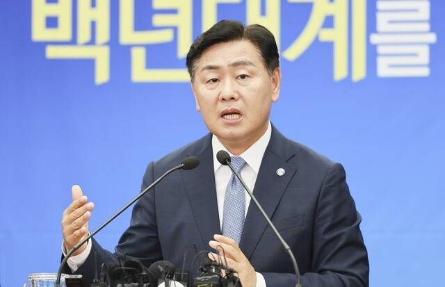 ▲김관영 전북자치도지사가 11일 "군산형 일자리 사업의 당초 계획대비 실적이 부족한 것은 사실"이라며 "챰여기업인 명신이 신사업 전환과 지역에 대한 투자 등을 지속적으로 협의해 나갈 것"이라고 말했다. ⓒ전북자치도