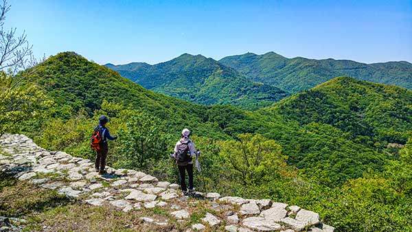 용장산성 석축, 멀리 첨찰산이 보인다.