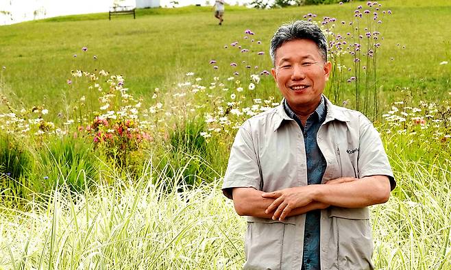 이병철 원장이 전남 해남군 산이정원 하늘마루의 조각작품 ‘브리지 오브 휴먼’을 배경으로 포즈를 취했다. 30년 넘게 아침고요수목원을 가꾼 이 원장은 9개 정원이 들어서는 미래형 정원도시 솔라시도 프로젝트를 이끌고 있다. 산이정원 제공