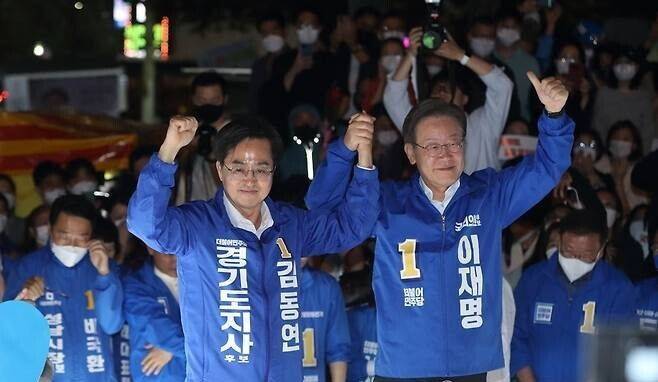 2022년 5월 김동연 당시 더불어민주당 경기도지사 후보(왼쪽)가&nbsp;성남시 야탑역에서 이재명 당시 총괄선거대책위원장과 함께 합동 유세를 하고 있다. 연합뉴스