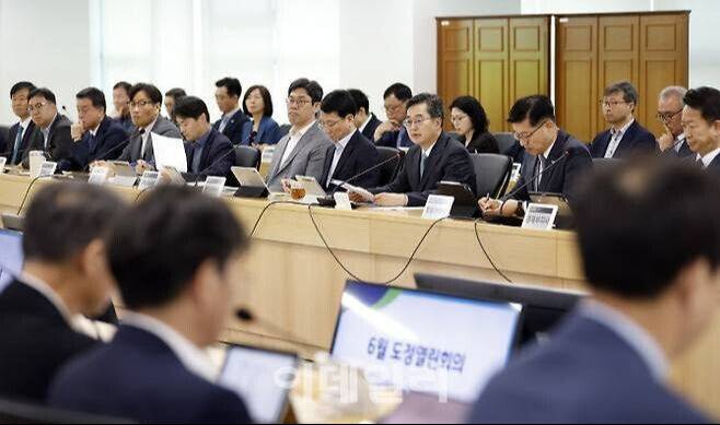 10일 경기도 광교청사 율곡홀에서 김동연 경기도지사 주재로 부지사, 실·국장 등이 참석한 가운데 6월 도정열린 회의가 열리고 있다. 경기도 제공