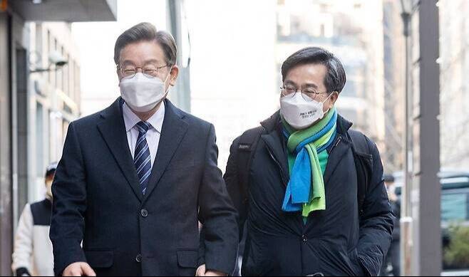 2022년 3월 이재명 당시 더불어민주당 대선 후보(왼쪽)와 김동연 당시 새로운물결 대선 후보가 서울 마포의 한 카페에서 회동한 뒤&nbsp;손을 잡고 이동하고 있다. 연합뉴스