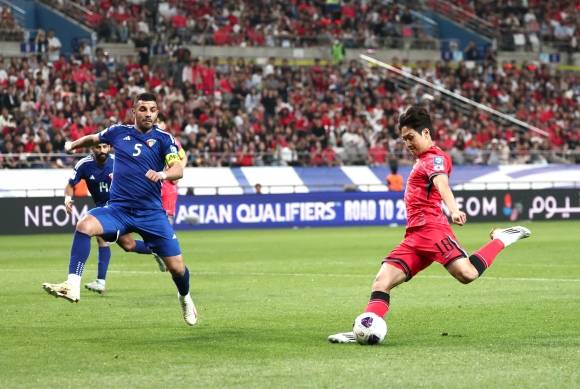 한국 축구 대표팀이 10일 서울월드컵경기장에서 열린 2026 북중미월드컵 아시아 3차 예선 B조 최종 10차전에서 쿠웨이트를 4-0으로 꺾으며 월드컵 11회 연속 출전 대업 달성을 자축했다. 이날 선발 출전한 이강인(사진·파리 생제르맹)이 후반 6분 배준호(스토크시티)가 찔러 준 패스를 왼발 논스톱 슈팅으로 연결하고 있다. 이강인의 슛이 상대 골망을 가르며 한국은 2-0으로 달아났다. 연합뉴스