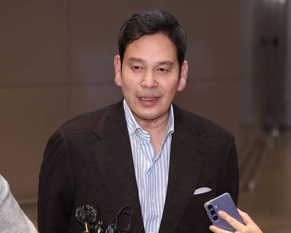 미국에서 도널드 트럼프 미 대통령을 만난 정용진 신세계그룹 회장이 지난해 12월 22일 인천국제공항 제2여객터미널을 통해 귀국해 취재진 질문에 답하고 있다. 2024.12.22 연합뉴스