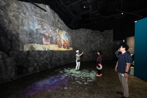 지난 10일 문을 연 제천 점말동굴유적체험관. 제천시 제공.