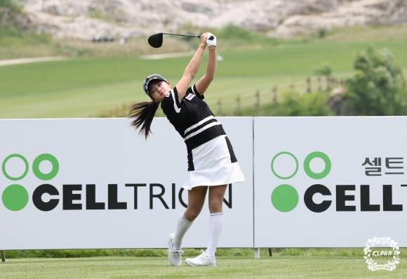 티샷 하는 노승희 - [서울=뉴시스] 이영환 기자 = 7일 강원 원주 성문안CC에서 열린 2025 셀트리온 퀸즈 마스터즈 2라운드, 노승희가 2번홀에서 티샷을 하고 있다. (사진=KLPGA 제공) 2025.06.07. photo@newsis.com *재판매 및 DB 금지  <저작권자ⓒ 공감언론 뉴시스통신사. 무단전재-재배포 금지.>