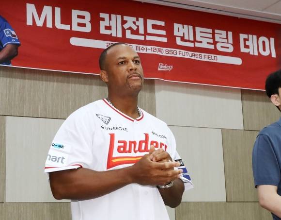 아드리안 벨트레가 11일 인천 SSG퓨처스필드에서 진행한 ‘미국 메이저리그(MLB) 레전드 멘토링 데이’ 강연에서 프로야구 선수들을 독려하고 있다. SSG 랜더스 제공