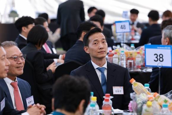 중소기업인대회 참석한 김동관 한화 부회장 - 김동관 한화 부회장이 23일 서울 용산 대통령실 잔디마당에서 열린 ‘2024 대한민국 중소기업인대회’에 참석하고 있다.  2024.5.23. 연합뉴스