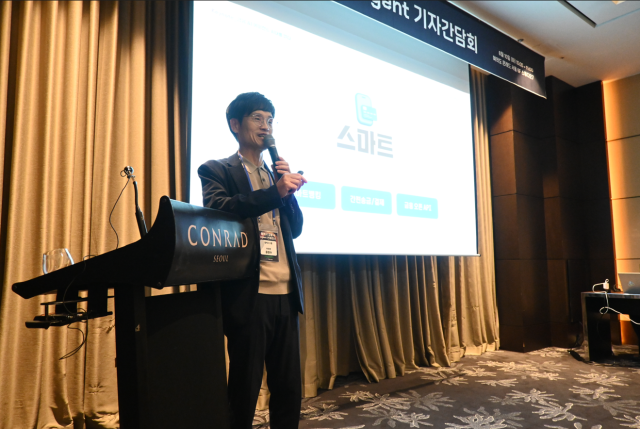 윤완수 웹케시 부회장이 10일 서울 여의도 콘래드 서울에서 열린 ‘금융 AI 에이전트 콘퍼런스’에서 기자간담회에서 “도메인(영역)을 제외하고는 조직도, 상품도, 사람도 다 바꿀 것”이라고 선언하고 있다. /사진 제공=웹케시